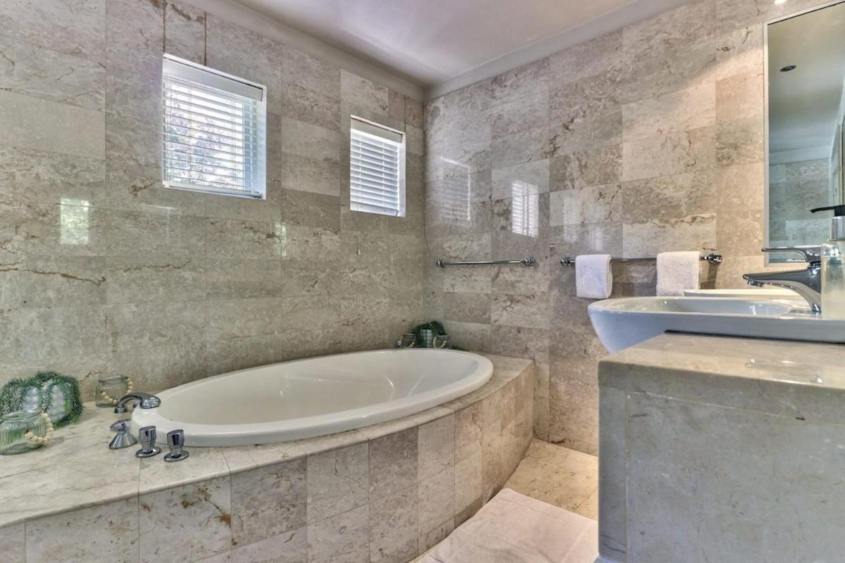 Lush Family Home In Prestigious Area Кейптаун Екстериор снимка