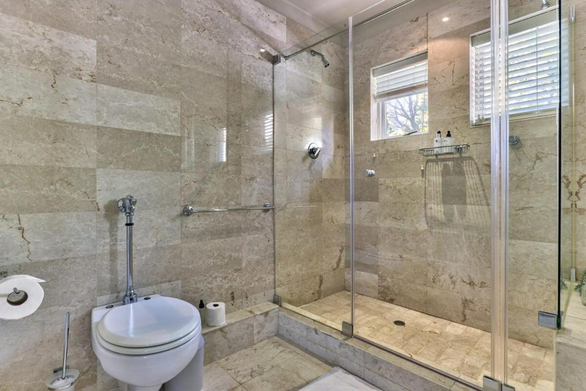 Lush Family Home In Prestigious Area Кейптаун Екстериор снимка
